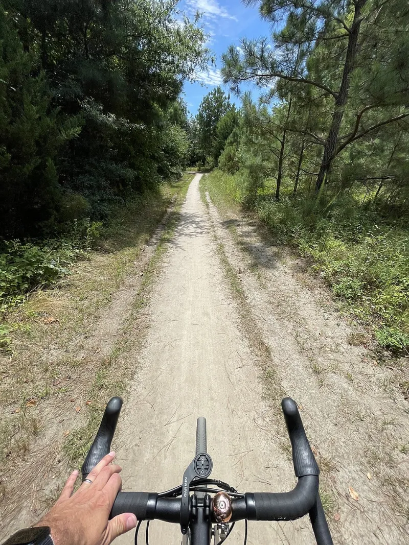 Gravel tra i Borghi: Pedalare Lento sulle Strade Bianche dell'Italia Nascosta