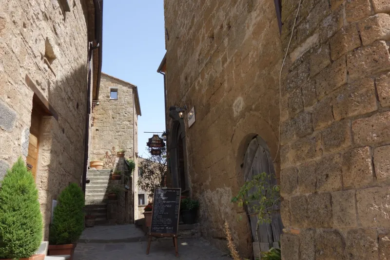 Tra i Muri dei Borghi: Vicoli, Androni e Piazzette dove l'Italia Vera si Incontra Ancora